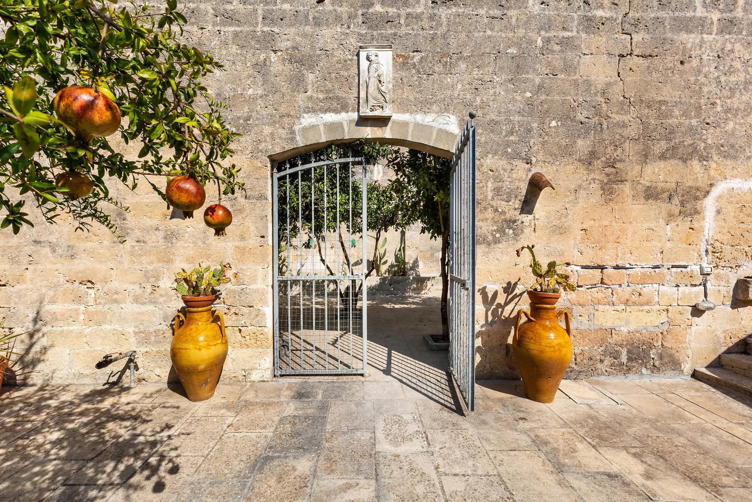 Il portale d'ingresso in pietra ad arco di Il Casino Casalino